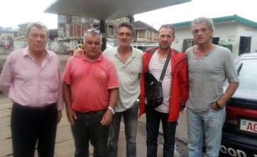 Pedro Zerpa, primero por la izquierda, junto a otros amigos en Sierra Leona (Foto ICAL)