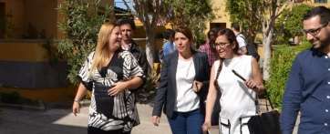 Momento de la visita de la alcaldesa Carmen Hernández y de la concejala de Servicios Sociales, Natalia Santana (Foto TA)
