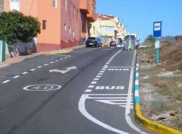 Calle de Caserones Altos con parada, pero sin marquesina (Foto TA)