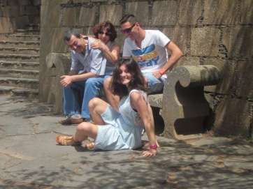 Enotiva imagen del desaparecido periodista con su esposa Nieves Suárez y sus dos hijos (Foto TA)