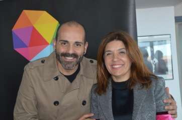 El artista posó ayer con la alcaldesa de Telde, tras la presentación de la programación cultural para los próximos meses (Foto TA)