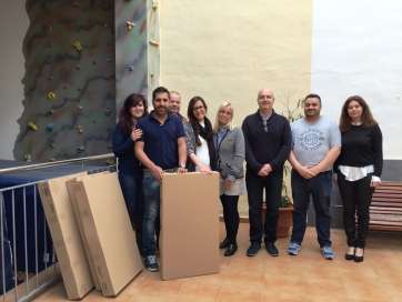 Imagen de la entrega de los pupitres (Foto TA)