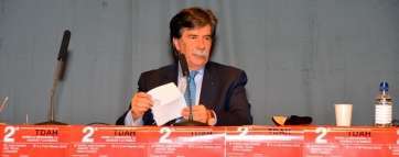 El doctor Javier Urra, en un momento de su ponencia de anoche en el Teatro de Telde (Foto TA)