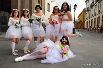 Mascaritas delante de la catedral de Las Palmas de Gran Canaria (Foto TA)