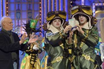 Miembros de la murga teldense recogiendo el premio de Interpretación (Foto TA)