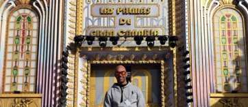 Rubén T, sobre el decorado del escenario de Santa Catalina (Foto TA)