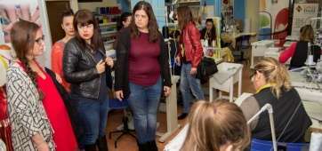 La consejera de Industria, Minerva Alonso, y la concejala de Servicios Sociales, visitaron este miércoles la empresa Tabita en Las Remudas (Foto TA)