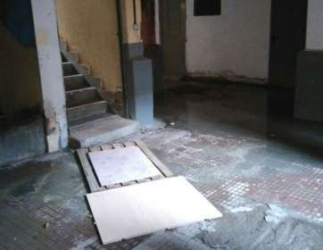 Las aguas negras han inundado el sótano del bloque residencial (Foto TA)