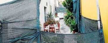 Vista de la calle ocupada. La casa más afectada es la de la izquierda (Foto Arcadio Suárez-C7)