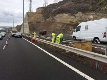 Imagen de los operarios de carreteras actuando este lunes en la vía (Foto TA)