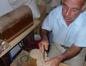 José Díaz, con una de sus alpargatas (Foto TA)