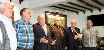 Los cuatro socios disconformes con el presidente, junto a los hermanos Ojeda, en un acto celebrado el pasado mes de diciembre (Foto Jesús Ruiz Mesa)