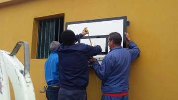 Montaje del material en Aldeas Infantiles (Foto TA)