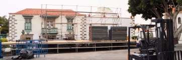 Los operarios apuran estos días el montaje del escenario en la plaza de San Juan (Foto TA)