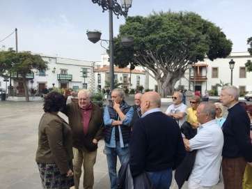 López (i.), con los trabajadores veteranos de Iberia (Foto TA)