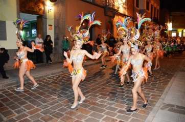 Comparsa que participó en el pasacalle anunciador del pregón (Foto TA)