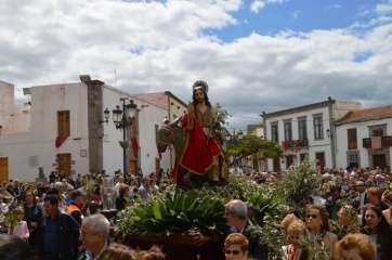 Momento del pase de la procesión por la plaza de San Juan (foto TA)