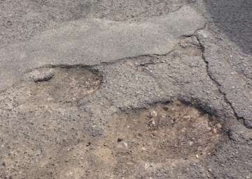 Vista de los baches en Playa del Hombre (Foto TA)