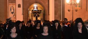 La Virgen de los Dolores, obra del imaginero Luján Pérez, esta noche a su salida del templo de San Juan (Foto TA)
