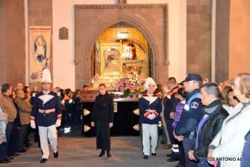 El Señor en el sepulcro, estanoche saliendo de la Basílica de San Juan (Foto Antonio Alí)