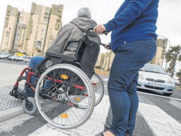 La acera ha sido recientemente rebajada, pero no está a ras de suelo y es una barrera para la silla (Foto Borja Suárez /C7)