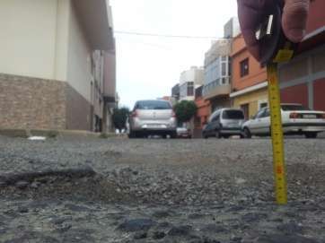 Socavón en El Hornillo medido con un metro (Foto TA)