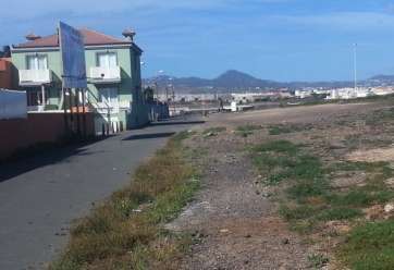 Solar aleñado a la urbanización Costa Jardín que se utilizan los dueños de mascotas para que estas hagan allí sus necesidades (Foto TA)