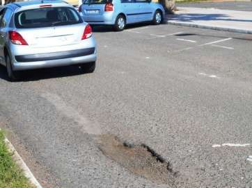 Imagen de archivo de un socavón en una vía de Telde (Foto TA)