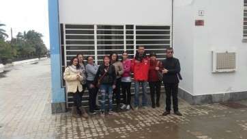 Usuarios ante las puertas de la UTS de Las Remudas (Foto TA)