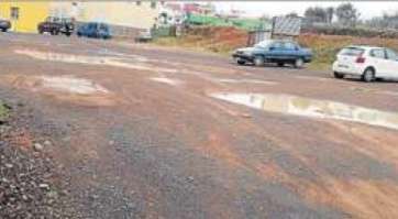 Vista ayer del solar y de los charcos que se forman (Foto C7)
