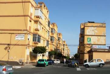 Una calle de San José de Las Longueras (Foto TA)