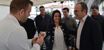 Saraiba Leal, cediendo hoy una gota de su sangre para un control de lucemia (Foto TA)