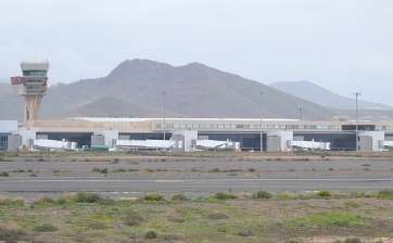 Vista de la terminal y de la torre de control del Aeropuerto de Gran Canaria (Foto TA)