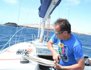 Imagen del Roque de Gando, al fondo a la izquierda, desde un velero (Foto TA)