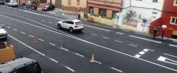 Antigua carretera del Sur (GC-100) a su paso por el núcleo de Lomo Cementerio, con la nueva señalización horizontal (Foto TA)