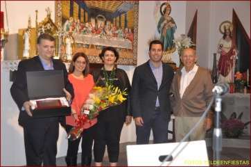 El pregonero, el dirigente vecinal Manuel Amador con el vicealcalde Alejandro Ramos y ediles (Foto Teldeenfiestas.com)