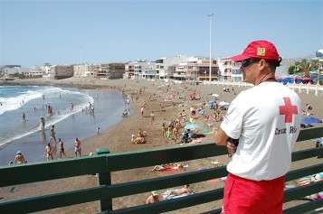 Miembro de Cruz Roja, en una imagen de archivo en una playa de Telde (Foto TA)