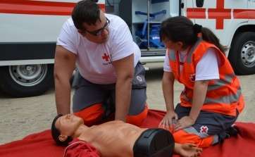 Demostración de atención a un accidentado en la rambla de Arnao, esta mañana (Foto TA)
