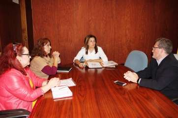 La alcaldesa Carmen Hernández (c), junto a los representantes de ACCU Canarias (Foto TA)