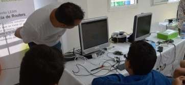 Un alumno trabaja con un minipc desnudo (Foto TA)