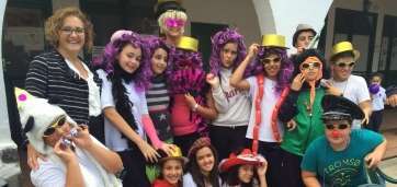 LA concejala Marta Hernández, junto a un grupo de escolares esta mañana en la Casa de la Juventud (Foto TA)