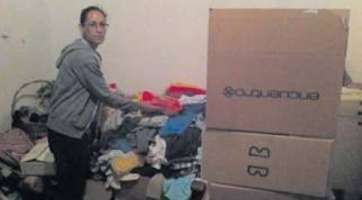 La joven María Dolores, embalando sus pertenencias (Foto C7)