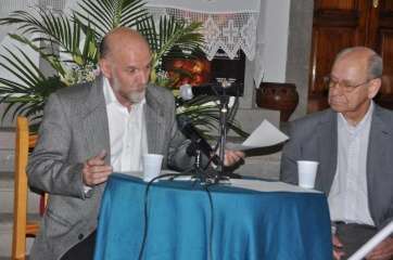 Rodríguez Calleja (i) y el párroco Eugenio Peñate, anoche durante la conferencia (Foto Teldeenfiestas.com)