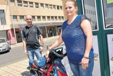 mingo y Águeda posaron ayer junto a su hijo frente a la fachada del hospital donde nació (Foto C7-Juan Carlos Alonso)