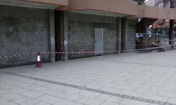 Tapiado del edificio comercial de La Garita (Foto TA)