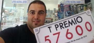 Pedro Mireles luce orgulloso el cartel acreditativo del premio (Foto TA)