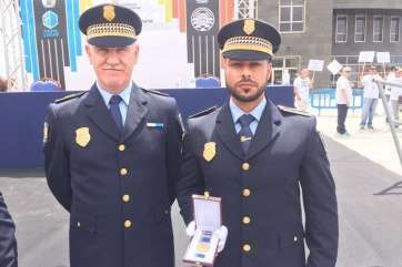 Sergio Mendoza (d.), junto al jefe de la Policía Local de Telde, Félix Ramos (Foto TA)