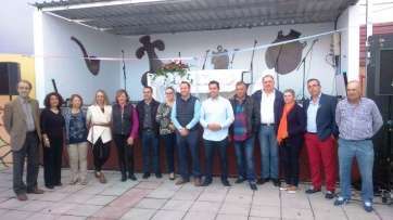 El pregonero (segundo por la derecha) con vecinos y autoridades, después del pregón (Foto TA)