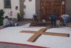 Alfombras multicolores en el casco de Jnámar por el Corpus Christi (Foto TA)