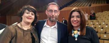 La alcaldesa de Telde, Carmen Hernández, y la concejala Celeste López, con el periodista teldense, nuevo premio Canarias de Comunicación (Foto TA)